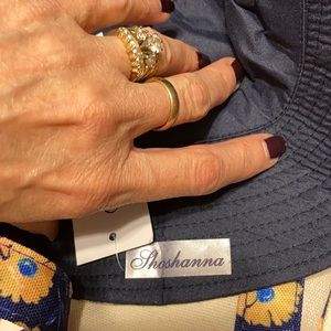 Super cute travel bag and matching sun hat.